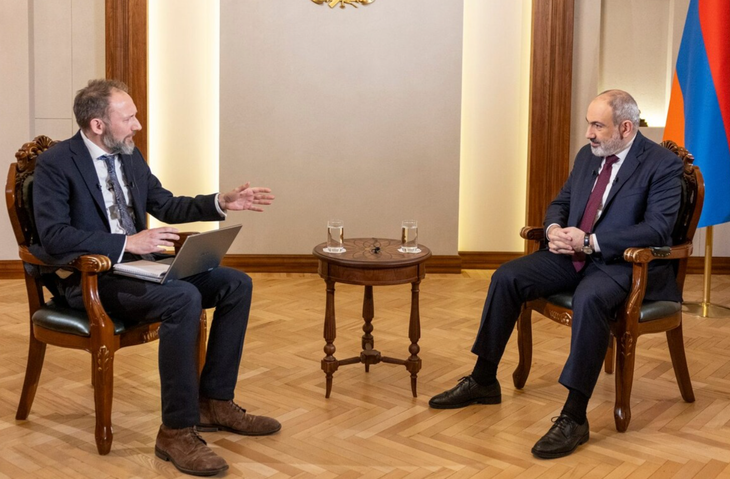 Thủ tướng Armenia Nikol Pashinyan (phải) trả lời phỏng vấn báo Telegraph - Ảnh: TELEGRAPH