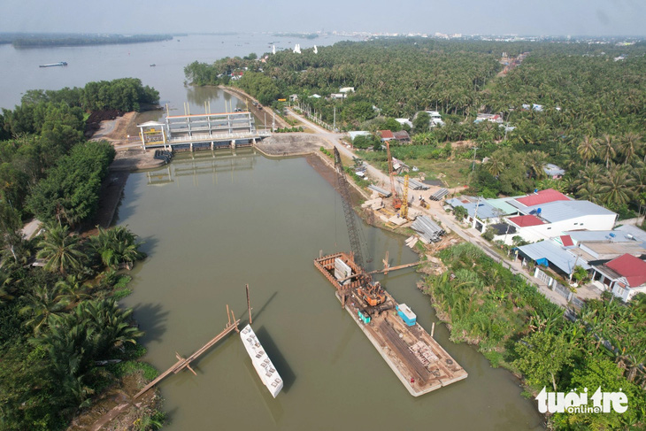 Cống Xuân Hòa ở huyện Chợ Gạo, tỉnh Tiền Giang đã được đóng lại để trữ nước ngọt vào hệ thống vùng ngọt hóa Gò Công - Ảnh: HOÀI THƯƠNG