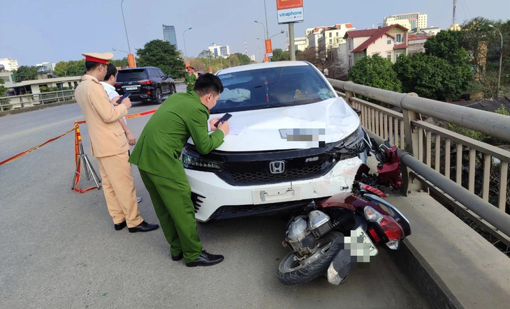 Hiện trường vụ ô tô đâm xe máy trên cầu vượt Phú Sơn, TP Thanh Hóa chiều 12-2 - Ảnh người dân cung cấp