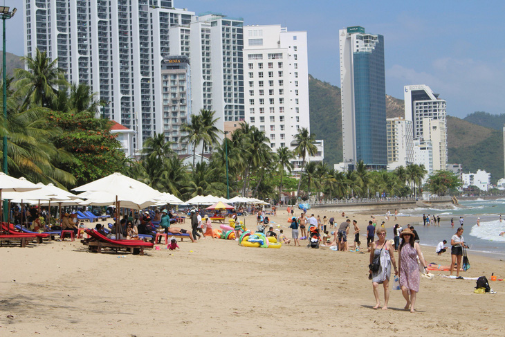 Biển Nha Trang đón lượng khách tương đối những ngày đầu năm mới - Ảnh: THANH CHƯƠNG