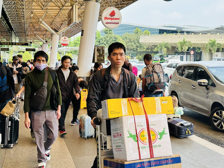 Sân bay Tân Sơn Nhất bắt đầu đông đúc khách quay trở lại sau Tết - Ảnh: CÔNG TRUNG