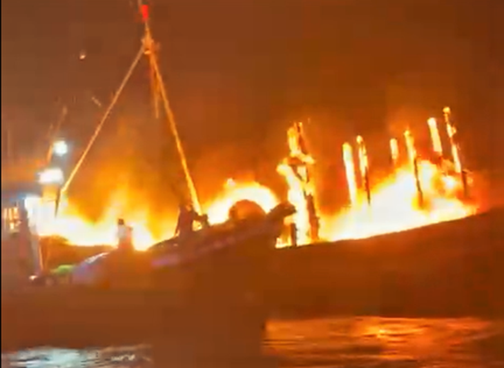 Chiếc tàu cá BV 90981 TS bị cháy dữ dội khi đang neo đậu tại biển Mũi Né, TP Phan Thiết, tỉnh Bình Thuận trong đêm 12-2 - Ảnh: TRUNG THÀNH