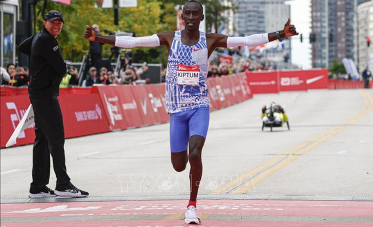 ận động viên người Kenya Kelvin Kiptum mừng chiến thắng sau khi giành ngôi vô địch giải Marathon Chicago, lập kỷ lục thế giới mới, tại Chicago, Illinois, Mỹ, ngày 8-10-2023 - Ảnh: AFP/TTXVN