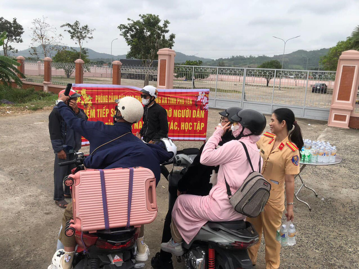 Cảnh sát giao thông tỉnh Phú Yên phát nước suối, sữa hộp miễn phí cho người dân trở lại các tỉnh thành phía Nam - Ảnh: Công an cung cấp