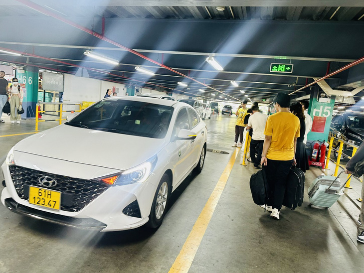 Hãng taxi truyền thống, xe công nghệ, xe hợp đồng hoạt động ở sân bay Tân Sơn Nhất cam kết cung ứng đủ số lượng xe phục vụ khách trở lại dịp sau Tết - Ảnh: CÔNG TRUNG