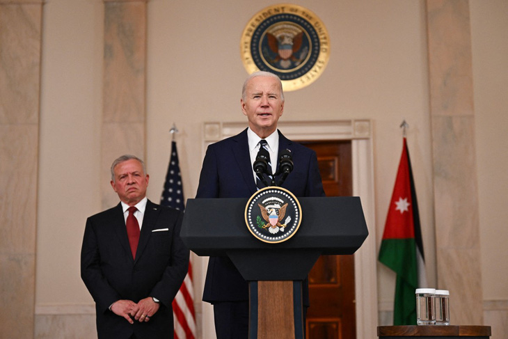 Tổng thống Mỹ Joe Biden phát biểu cùng nhà vua Jordan tại Washington ngày 12-2, giờ địa phương - Ảnh: AFP