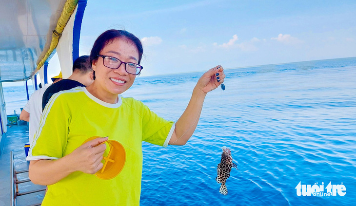 Tour câu cá trên biển ở Phú Quốc cũng thu hút khách - Ảnh: C.CÔNG
