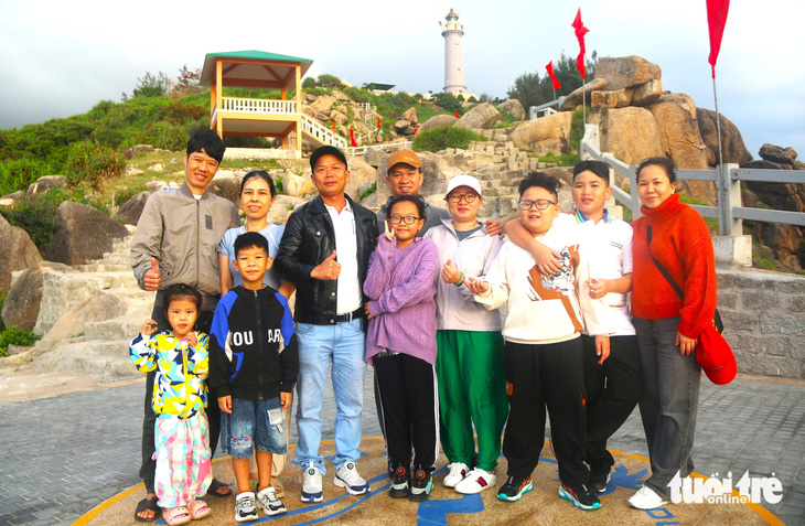 Du khách tham quan, check-in tại mũi Điện (thị xã Đông Hòa, tỉnh Phú Yên) vào mùng 1 Tết Giáp Thìn 2024 - Ảnh: NGUYỄN HOÀNG