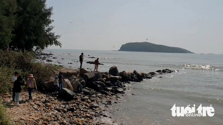 Sau khi viếng mộ, nhiều người chọn ra trước biển Vũng Chùa để ngắm đảo Yến - Ảnh: QUỐC NAM