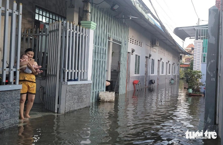Nhà dân ở khu vực chợ Cầu Cống, phường 10, TP Mỹ Tho bị nước ngập  do triều cường - Ảnh: HOÀI THƯƠNG