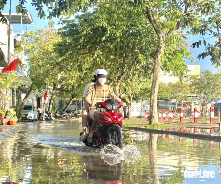 Nước ngập khu vực đường Huỳnh Cương (hồ Xáng Thổi) và đường Nguyễn Thần Hiến (quận Ninh Kiều) TP Cần Thơ - Ảnh: THÁI LŨY