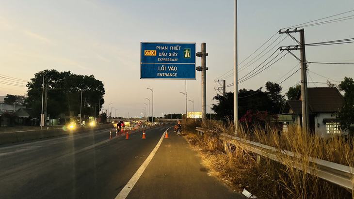 Lực lượng chức năng đóng đường từ quốc lộ 1 vào cao tốc TP.HCM - Long Thành - Dầu Giây đoạn qua huyện Xuân Lộc, tỉnh Đồng Nai - Ảnh: AN BÌNH