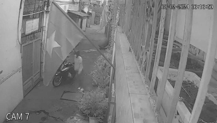 Camera tại phòng trọ ghi cảnh chị T. đi làm về sau đó mất tích - Ảnh: Người nhà cung cấp