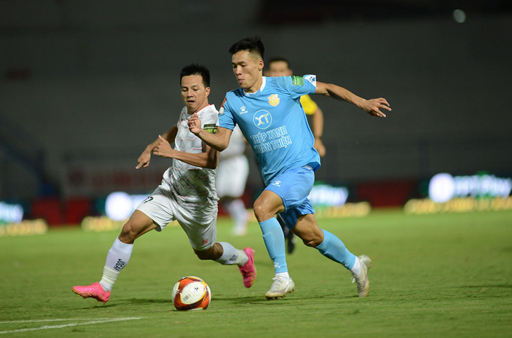 CLB Nam Định (áo xanh) chưa thể thắng CLB Hải Phòng trên sân Lạch Tray kể từ khi thăng hạng V-League 2018 - Ảnh: VPF