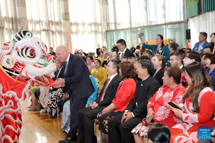 Thủ tướng New Zealand Christopher Luxon tương tác với nghệ nhân múa lân trong sự kiện chào mừng Tết Nguyên đán tại Quốc hội New Zealand ở Wellington vào hôm 12-2. Thủ tướng Luxon nói rằng New Zealand có cộng đồng người gốc Á mạnh và đa dạng, những người đang mang đến những câu chuyện truyền cảm hứng - Ảnh: XINHUA