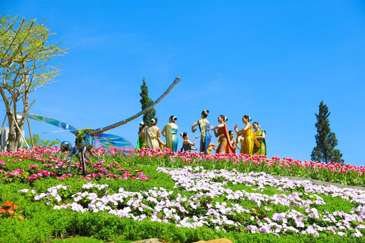 Bên cạnh cáp treo giữa lưng chừng trời là cánh đồng hoa muôn sắc với lễ hội Xuân chào đón du khách