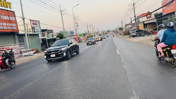 Các phương tiện đổ dồn về quốc lộ 1 theo hướng từ Đồng Nai đi TP.HCM - Ảnh: AN BÌNH