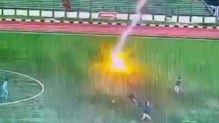 Khoảnh khắc kinh hoàng khi cầu thủ Indonesia bị sét đánh - Ảnh: THE SUN