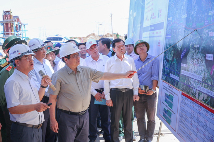 Thủ tướng nghe báo cáo về tuyến đường bộ cao tốc Biên Hòa - Vũng Tàu