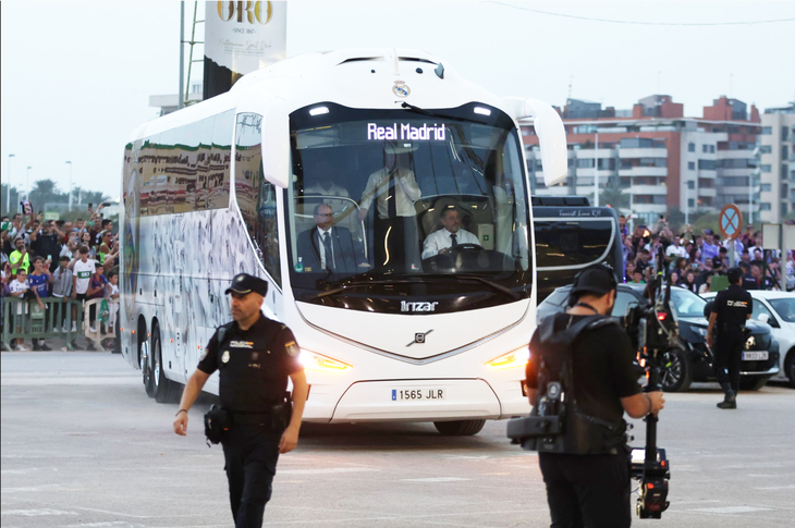 Xe buýt chở đội Real Madrid gặp tai nạn - Ảnh: BILD
