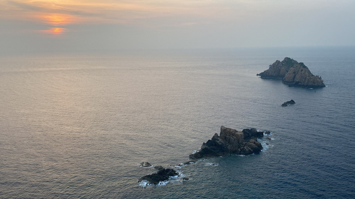 Ngắm toàn vịnh Nha Trang tại nơi cao nhất trên đảo Bích Đầm - Ảnh: XUÂN VIÊN