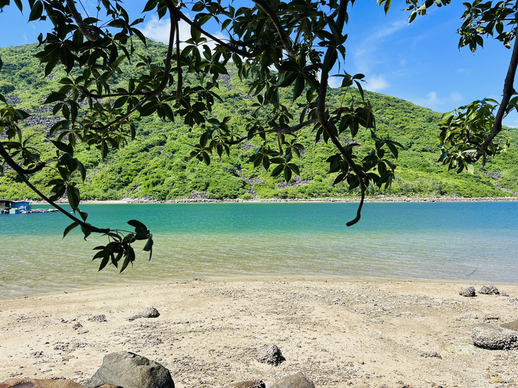 Nước trên đảo Bích Đầm có màu xanh như ngọc bích - Ảnh: XUÂN VIÊN