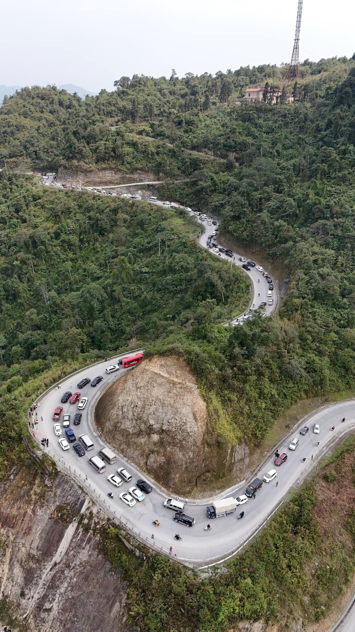 Hà Giang tắc đèo vì khách đông, nhiều nơi kín phòng đến rằm tháng giêng- Ảnh 7.