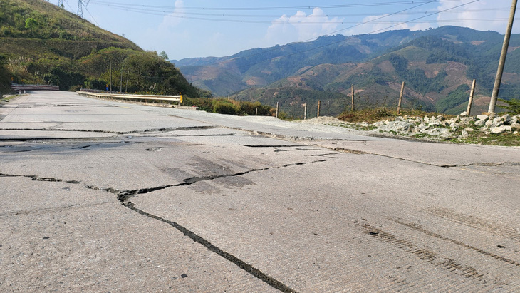 Một đoạn đường nứt vỡ nghiêm trọng trên đèo Lò Xo nối hai tỉnh Quảng Nam - Kon Tum - Ảnh: H.P. 