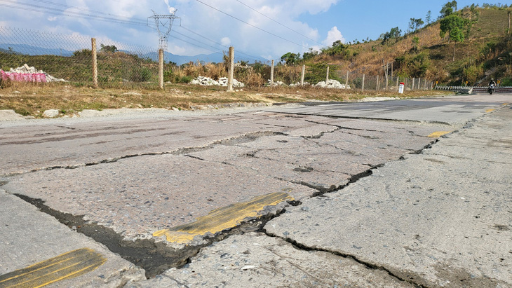 Tình trạng hư hỏng mặt đường xuất hiện nhiều nơi trên đường qua đèo Lò Xo - Ảnh: H.P 
