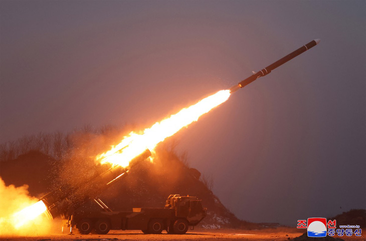 Triều Tiên công bố hình ảnh phóng tên lửa hành trình Hwasal-2 ngày 30-1 - Ảnh: AFP