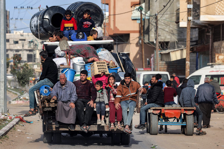 Một gia đình người Palestine chạy khỏi thành phố Gaza ngày 12-2 - Ảnh: AFP