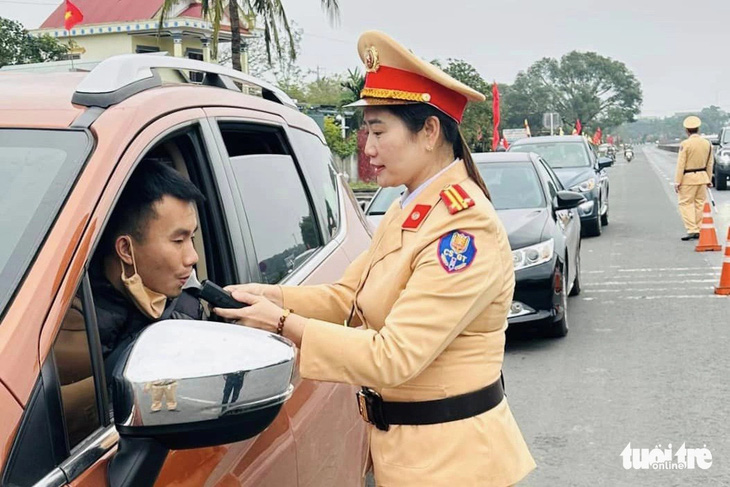 Lực lượng cảnh sát giao thông kiểm tra nồng độ cồn lái xe trong dịp Tết - Ảnh: Công an Quảng Trị