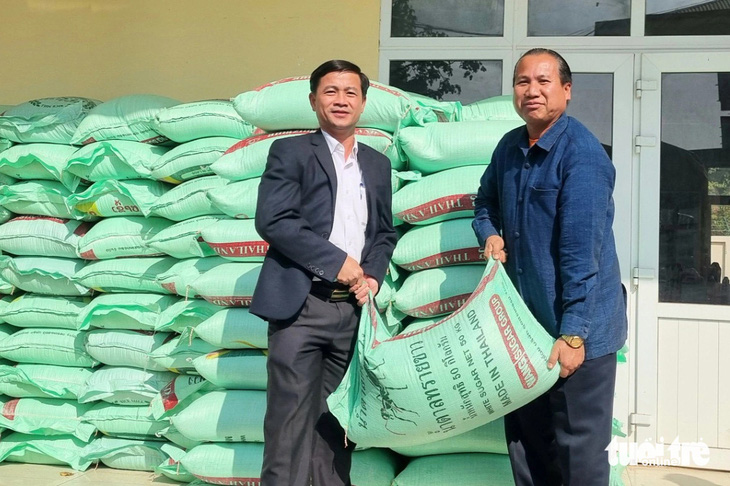 Ông Trần Bình Thuận (trái) đại diện tỉnh Quảng Trị trao tặng khẩn cấp 5 tấn gạo và 200 triệu đồng đến chính quyền huyện Sê Pôn - Ảnh: V.S.