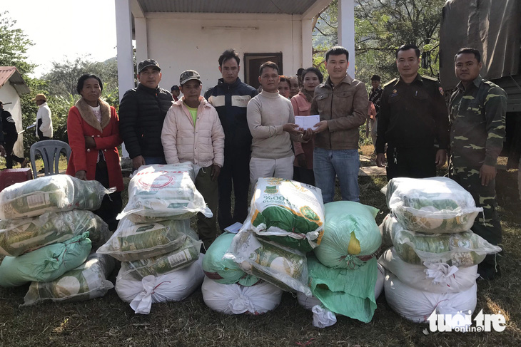 Biên phòng Quảng Trị tặng gạo và tiền mặt đến cư dân Lào dọc biên giới - Ảnh: V.S.