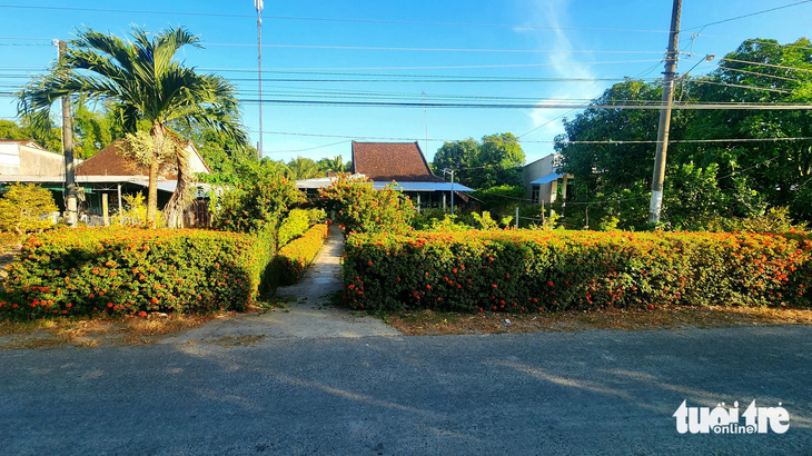 Cổng rào cây bông trang trước căn nhà mái ngói của ông Phan Văn Nới - Ảnh: NGỌC KHẢI chụp ngày 13-2 (tức mùng 4 Tết)