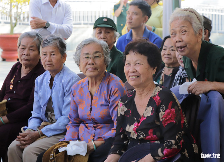 Cán bộ lão thành cách mạng, các mẹ Việt Nam anh hùng cùng nhau xem văn nghệ và ôn lại kỷ niệm thời kháng chiến - Ảnh: CẨM NƯƠNG