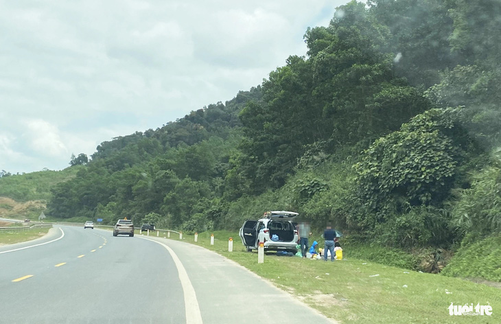 Hai bên đường cao tốc là núi non trùng điệp, địa điểm lý tưởng cho người dân khi du xuân thì dừng ven đường nghỉ ngơi, ngắm cảnh, ăn uống nhẹ - Ảnh: LÊ TRUNG