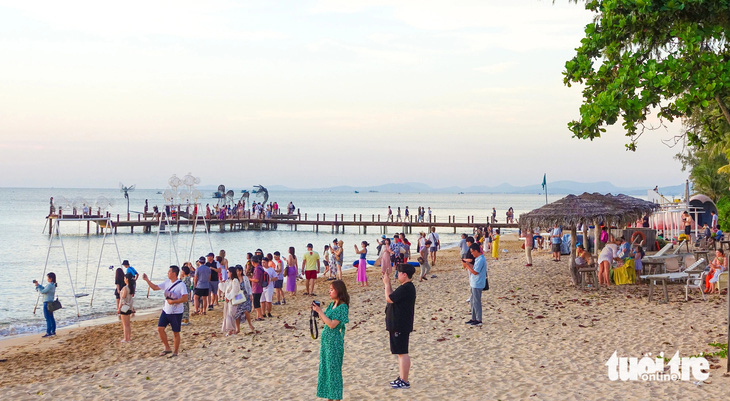 Tết Nguyên đán Giáp Thìn năm 2024, đông đúc khách du lịch đến Phú Quốc vui chơi - Ảnh: CHÍ CÔNG