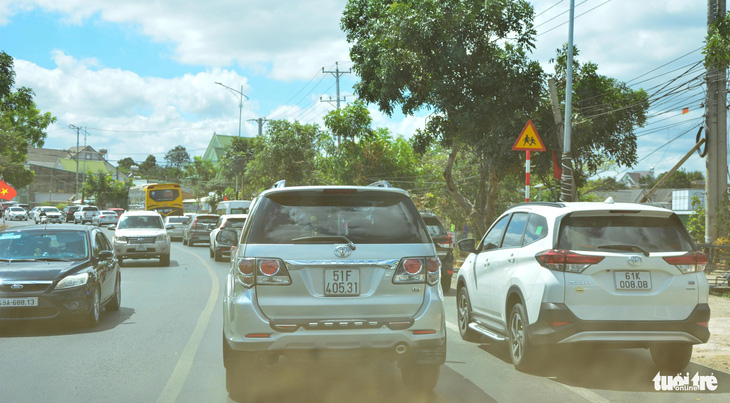 Quốc lộ 20 nối giữa hai tỉnh Đồng Nai với Lâm Đồng thời gian này đông đúc xe cộ, các tài xế chen lấn nhích từng chút một đoạn thuộc huyện Đức Trọng (Lâm Đồng).