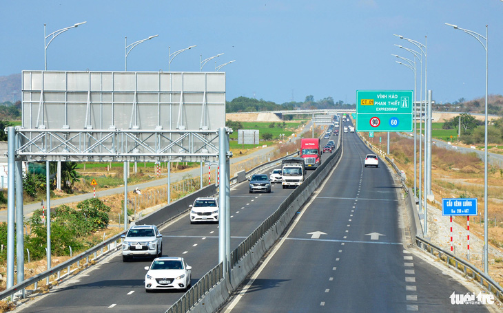 Kể từ khi các tuyến cao tốc từ Dầu Giây thông đến Vĩnh Hảo, nhiều tài xế lựa chọn cung đường này để nhập vào quốc lộ 28B lên Đà Lạt. Xe chạy hướng vào TP.HCM đông đúc lúc trưa 14-2.