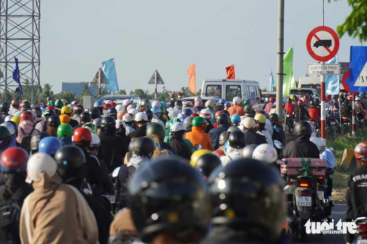 Chân cầu Rạch Miễu phía tỉnh Bến Tre, hàng ngàn xe máy chen chúc chiều mùng 5 Tết