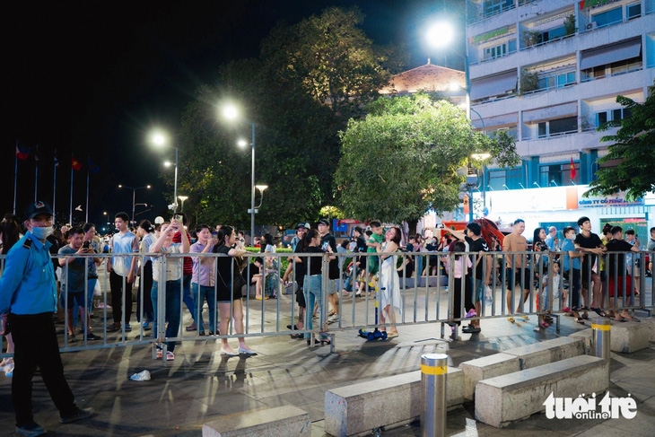 Đúng 21h, hàng rào chắn được dựng lên trên toàn tuyến đường hoa để không cho người dân vào khu vực thi công tháo dỡ.