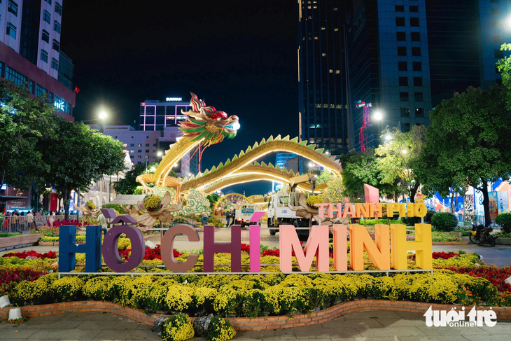 Cảnh đường hoa Nguyễn Huệ trước khi được dọn dẹp. Sau 8 ngày mở cửa đón khách, đường hoa đã hoàn thành sứ mệnh đem đến một điểm du xuân đáng nhớ cho hàng triệu lượt khách.