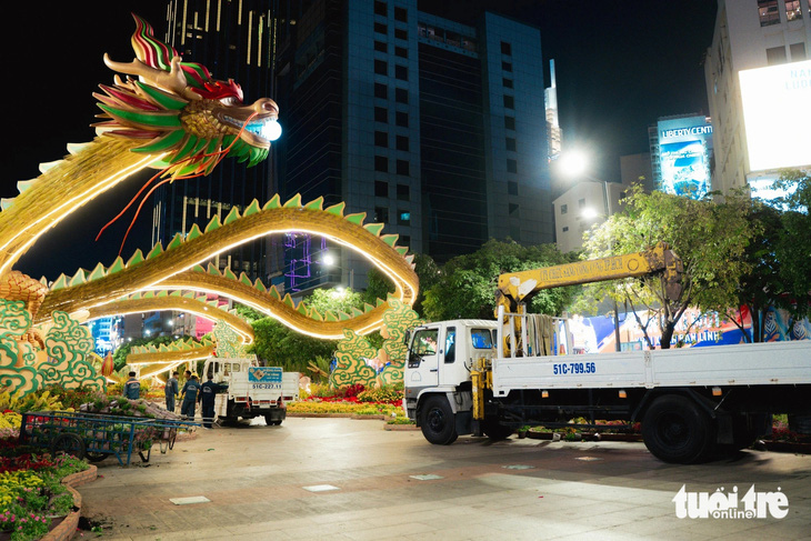 Những cây kiểng lớn được công nhân chở về nơi tập kết để chăm sóc, bảo dưỡng, trong khi linh vật rồng sẽ được lưu lại đến hết tháng giêng