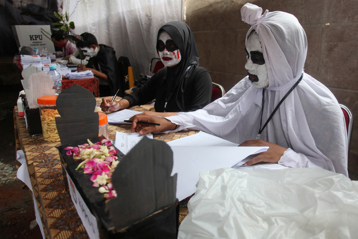 Tại một điểm bỏ phiếu khác ở Đông Java, các nhân viên lại hóa trang thành 