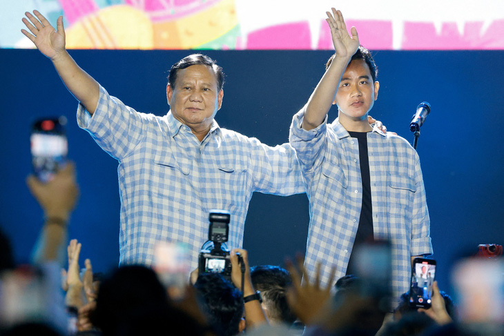 Ông Prabowo Subianto (trái) cùng ứng viên phó tổng thống Gibran Rakabuming Raka tuyên bố chiến thắng tối 14-2 - Ảnh: Reuters