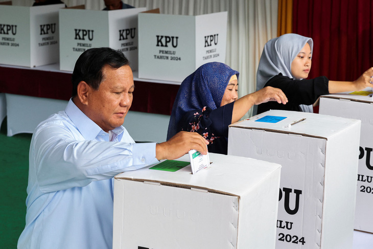 Ứng viên tổng thống Prabowo Subianto bỏ phiếu ngày 14-2 - Ảnh: REUTERS