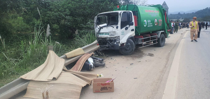 Hiện trường vụ xe chở rác va chạm với 2 xe máy đi ngược chiều trên cao tốc làm 4 thanh thiếu niên tử vong - Ảnh: Công an tỉnh Lào Cai