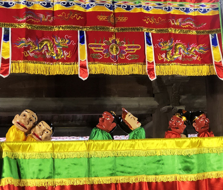 Lần đầu tiên rối cạn chầu Thánh được phục dựng tại lễ hội chùa Keo mùa xuân 2024 sau nhiều năm thất truyền để phục vụ người dân vui xuân - Ảnh: KHÁNH LINH
