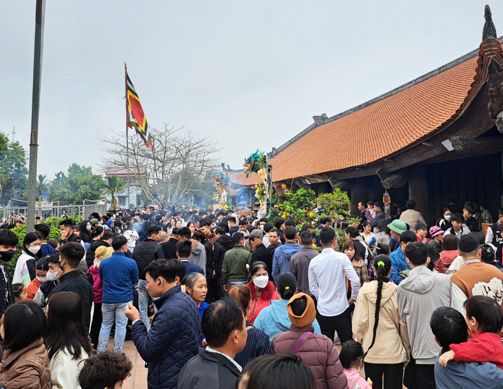 Hàng ngàn phật tử, du khách trẩy hội chùa Keo dịp đầu xuân năm mới - Ảnh: TIẾN THẮNG